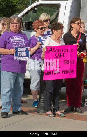 Asheville, North Carolina, Stati Uniti d'America - 4 Maggio 2015: infelice cercando donne tenere indicazioni per protestare del North Carolina aborto Bill #465 che aumenta le restrizioni per le donne alla ricerca di aborti, 4 maggio 2015 nel centro di Asheville, NC Credito: Judith Bicking/Alamy Live News Foto Stock