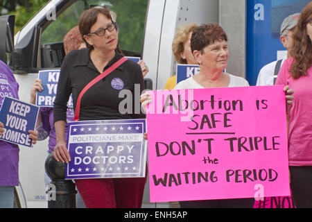 Asheville, North Carolina, Stati Uniti d'America - 4 Maggio 2015: le donne anziane tenere indicazioni dicendo politici fanno pessima ai medici di protesta del North Carolina aborto Bill #465 che aumenta le restrizioni per le donne alla ricerca di aborti, 4 maggio 2015 nel centro di Asheville, NC Credito: Judith Bicking/Alamy Live News Foto Stock