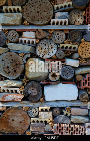 Bug Hotel - artificiale casa previsto per gli insetti e altri invertebrati. rifugio di habitat per la conservazione di aiuto di insetti Foto Stock