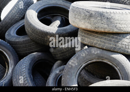 Auto rottami vecchi pneumatici usati Foto Stock