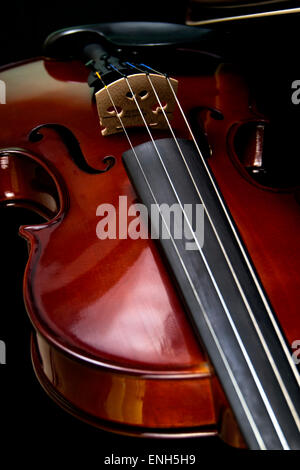 Violino close up con sfondo nero. Foto Stock