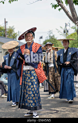 Giapponese uomini vestiti in tradizionale costume prendere parte a una processione che reenacts il ritorno del daimyo e il suo entourage dalla capitale del Giappone durante l annuale Kintai kyo Ponte Festival Aprile 29, 2015 in Iwakuni, Yamaguchi, Giappone. Foto Stock