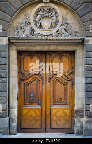 Doppie porte in legno in ingresso all'Hotel Carnavalet - ora la storia della Francia museo, Les Marais, Parigi, Francia Foto Stock