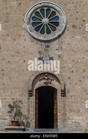 Aprire le porte al di sotto del vetro macchiato rosone in Rocca Monaldeschi della Cervara, Bolsena, Italia Foto Stock