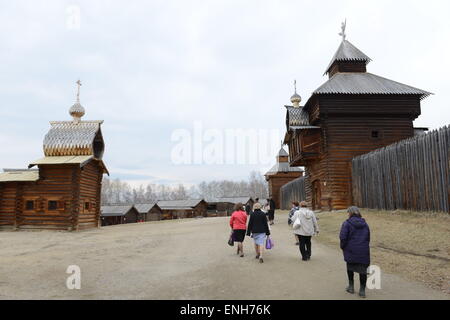 Vecchio siberiano tradizionali case di legno in Taltsy Open-Air Museum vicino a Irkutsk. Foto Stock