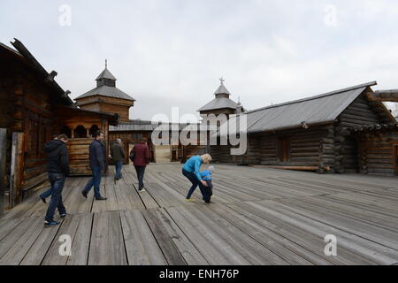 Vecchio siberiano tradizionali case di legno in Taltsy Open-Air Museum vicino a Irkutsk. Foto Stock