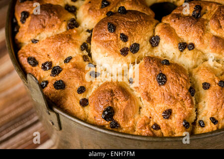 Appena sfornato il pane di scimmia, chiamato anche monkey puzzle pane, pane appiccicosa, African coffee cake, Golden crown & pinch-me torta Foto Stock