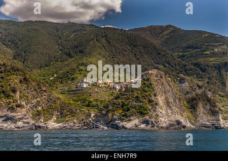 Vista delle Cinque Terre costa e Riviera italiana dal Golfo dei Poeti marittimo Consorzio Turistico Barca Foto Stock