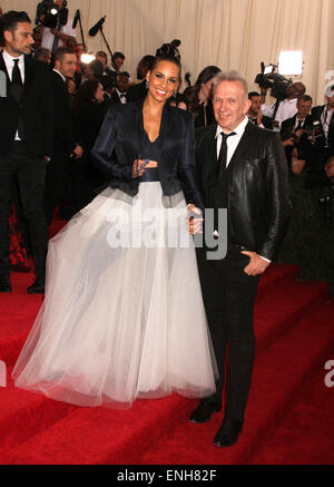 New York, Stati Uniti d'America. Il 4 maggio, 2015. Il cantante Alicia Keys e designer Jean Paul Gaultier frequentare il Costume Institute beneficiare di gala per celebrare l'apertura della nuova esposizione della "Cina: attraverso il Looking Glass" tenutasi presso il Metropolitan Museum of Art. Credito: Nancy Kaszerman/ZUMAPRESS.com/Alamy Live News Foto Stock