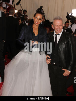 New York, Stati Uniti d'America. Il 4 maggio, 2015. Il cantante Alicia Keys e designer Jean Paul Gaultier frequentare il Costume Institute beneficiare di gala per celebrare l'apertura della nuova esposizione della "Cina: attraverso il Looking Glass" tenutasi presso il Metropolitan Museum of Art. Credito: Nancy Kaszerman/ZUMAPRESS.com/Alamy Live News Foto Stock