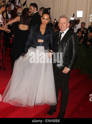 New York, Stati Uniti d'America. Il 4 maggio, 2015. Il cantante Alicia Keys e designer Jean Paul Gaultier frequentare il Costume Institute beneficiare di gala per celebrare l'apertura della nuova esposizione della "Cina: attraverso il Looking Glass" tenutasi presso il Metropolitan Museum of Art. Credito: Nancy Kaszerman/ZUMAPRESS.com/Alamy Live News Foto Stock