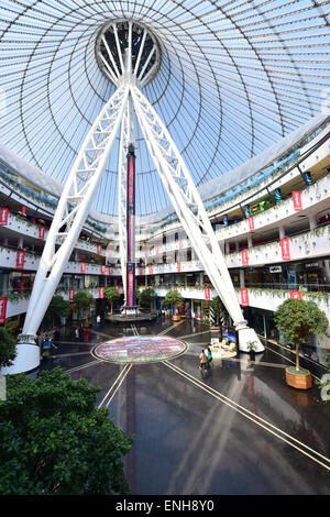 Una vista dentro il khan shatyr centro per lo shopping e per il divertimento in astana, Kazakistan, progettato da Norman Foster Foto Stock