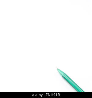 Le penne colorate isolati su sfondo bianco Foto Stock