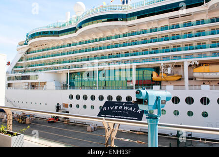 Una nave da crociera attraccata a New Orleans Riverwalk Foto Stock