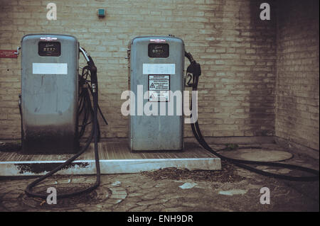 2 vintage pompe per gas, uno con un'etichetta di avviso in lingua danese Foto Stock