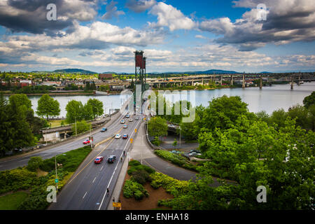 Vista del fiume Williamette e Hawthorne Bridge, a Portland, Oregon. Foto Stock