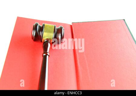 Concetto di giustizia con martello contro la red book Foto Stock