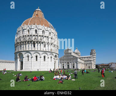 Il Battistero e il Duomo di Pisa, la Torre Pendente dietro, Pisa, Toscana, Italia Foto Stock