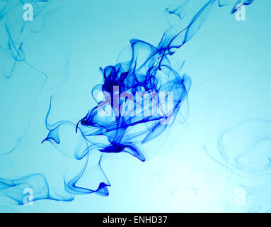 Inchiostro blu in acqua Foto Stock