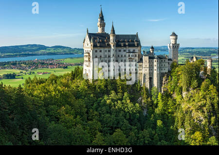 Il Castello di Neuschwanstein e al di sopra di Pöllatschlucht Gorge, il lago di Forggensee, Schwangau, Ostallgäu, Algovia, Svevia, Baviera, Germania Foto Stock