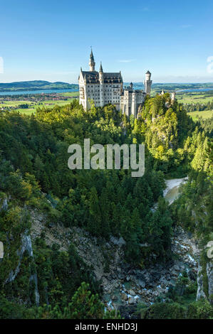 Il Castello di Neuschwanstein e al di sopra di Pöllatschlucht Gorge, il lago di Forggensee, lago Bannwaldsee, Schwangau, Ostallgäu, Algovia, Svevia Foto Stock