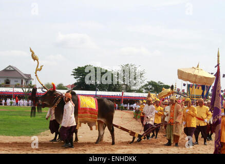 Phnom Penh Cambogia. Il 6 maggio, 2015. Le persone che frequentano un reale cerimonia di aratura in provincia Battambong, Cambogia, 6 maggio 2015. Cambogia Mercoledì celebrato un tradizionale royal giorno di aratura, che ha segnato l'inizio annuale della stagione agricola. Credito: Sovannara/Xinhua/Alamy Live News Foto Stock