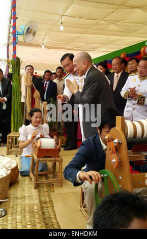 Phnom Penh. Il 6 maggio, 2015. Cambogiano di re Norodom Sihamoni (C) presiede un reale cerimonia di aratura in provincia Battambong Maggio 6, 2015. Cambogia Mercoledì celebrato un tradizionale royal giorno di aratura, che ha segnato l'inizio annuale della stagione agricola. Credito: Sovannara/Xinhua/Alamy Live News Foto Stock