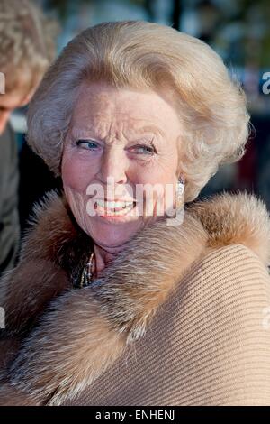 Amsterdam, Paesi Bassi. Il 5 maggio, 2015. La principessa Beatrice dei Paesi Bassi assiste il concerto di liberazione sul fiume Amstel di Amsterdam, Olanda, 5 maggio 2015. Foto: Patrick van Katwijk/ point de vue fuori - nessun filo SERVICE -/dpa/Alamy Live News Foto Stock