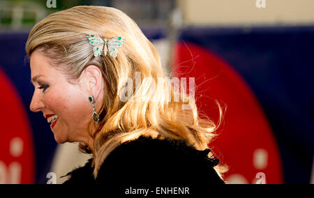 Amsterdam, Paesi Bassi. Il 5 maggio, 2015. Regina Maxima dei Paesi Bassi assiste il concerto di liberazione sul fiume Amstel di Amsterdam, Olanda, 5 maggio 2015. Foto: Patrick van Katwijk/ point de vue fuori - nessun filo SERVICE -/dpa/Alamy Live News Foto Stock