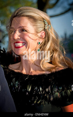 Amsterdam, Paesi Bassi. Il 5 maggio, 2015. Regina Maxima dei Paesi Bassi assiste il concerto di liberazione sul fiume Amstel di Amsterdam, Olanda, 5 maggio 2015. Foto: Patrick van Katwijk/ point de vue fuori - nessun filo SERVICE -/dpa/Alamy Live News Foto Stock