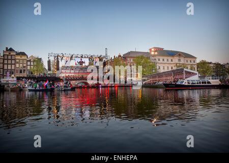 Amsterdam, Paesi Bassi. Il 5 maggio, 2015. Atmosfera durante il concerto di liberazione sul fiume Amstel di Amsterdam, Olanda, 5 maggio 2015. Foto: Patrick van Katwijk/ point de vue fuori - nessun filo SERVICE -/dpa/Alamy Live News Foto Stock