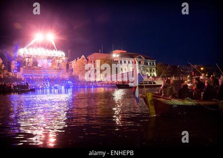 Amsterdam, Paesi Bassi. Il 5 maggio, 2015. Atmosfera durante il concerto di liberazione sul fiume Amstel di Amsterdam, Olanda, 5 maggio 2015. Foto: Patrick van Katwijk/ point de vue fuori - nessun filo SERVICE -/dpa/Alamy Live News Foto Stock