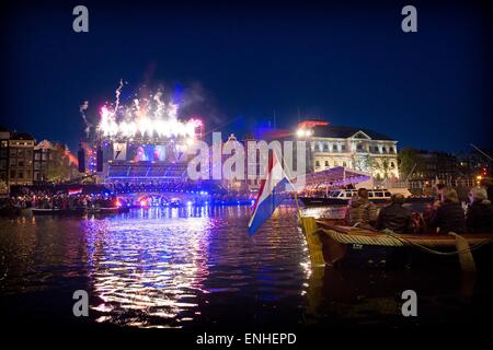 Amsterdam, Paesi Bassi. Il 5 maggio, 2015. Atmosfera durante il concerto di liberazione sul fiume Amstel di Amsterdam, Olanda, 5 maggio 2015. Foto: Patrick van Katwijk/ point de vue fuori - nessun filo SERVICE -/dpa/Alamy Live News Foto Stock