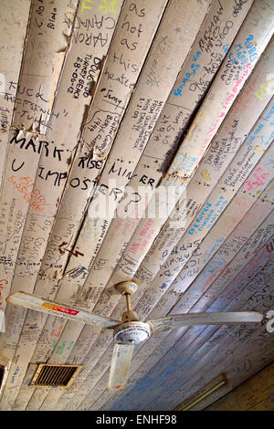 Soffitto al Blue Heeler Pub in Kynuna, ha detto di essere il pub dove il swagman in Waltzing Matilda ha avuto la sua ultima birra Foto Stock