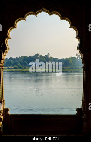 Vista sul sacro fiume Narmada da Ahilya Fort in Maheshwar. Foto Stock