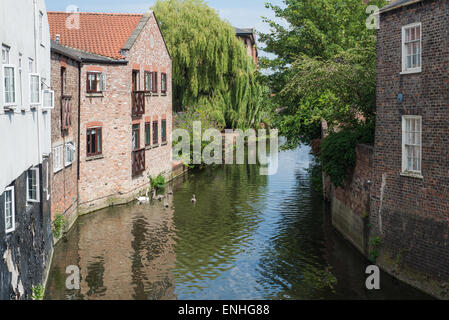 Il fiume Foss in York con edifici vecchi e nuovi. Foto Stock