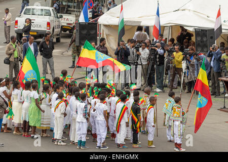 Etiopia ad Addis Abeba. Il 5 maggio, 2015. Giovani bambini vestiti in un colorato costume tradizionale eseguire davanti al presidente etiopico al 74anniversario di patrioti' la giornata della vittoria che commemora la sconfitta degli invasori italiani il 5 di Maggio di 2015 in Etiopia ad Addis Abeba. Credito: Dereje Belachew/Alamy Live News Foto Stock