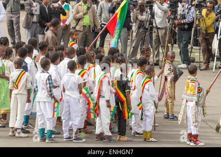 Etiopia ad Addis Abeba. Il 5 maggio, 2015. Giovani bambini vestiti in un colorato costume tradizionale eseguire davanti al presidente etiopico al 74anniversario di patrioti' la giornata della vittoria che commemora la sconfitta degli invasori italiani il 5 di Maggio di 2015 in Etiopia ad Addis Abeba. Credito: Dereje Belachew/Alamy Live News Foto Stock