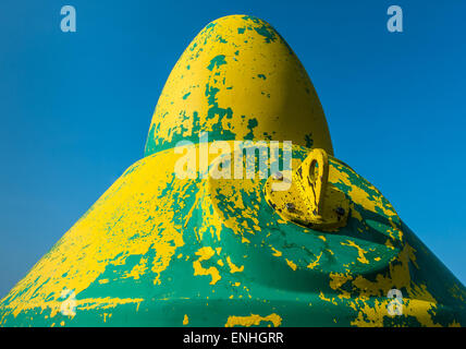 Una boa spiovente per la navigazione della nave in mare. Foto Stock