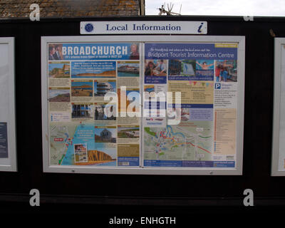 Informazioni locali bacheca a West Bay informare i visitatori dei siti utilizzati per girare il film Broadchurch, Dorset, Regno Unito Foto Stock