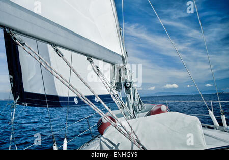 Sailing yacht in crociera deck vista sulla prua Foto Stock