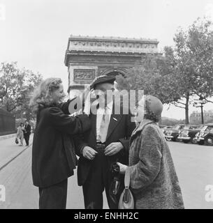 Il Busman va in Francia funzione, luglio 1953. Bill e Hilda Masters a Parigi per visitare la loro figlia, Sheila Masters, che è un membro del famoso Dance Troupe, The Bluebell ragazze a Le Lido sui Champs Elysees di Parigi, Francia. Nella foto: Sheila Maste Foto Stock