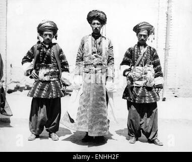 Curdi in Tehran, Iran, per l'incoronazione di Reza Pahlevi scià, scià dell'Iran, aprile 1926. Foto Stock