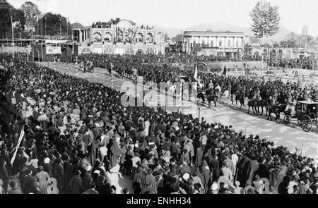 Grandi folle si riuniscono per guardare la processione regale dopo l incoronazione di Reza Shah Pahlevi, Shan di Iran, 25 aprile 1926. Foto Stock