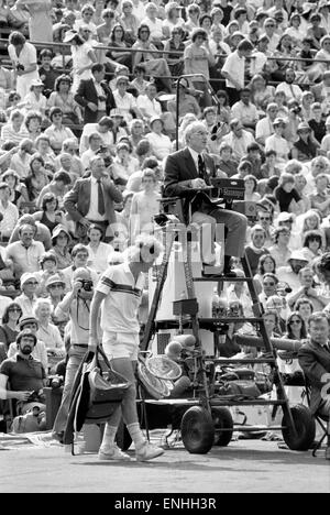 John McEnroe v Tom Gullikson, primo round in abbinamento a Wimbledon sulla Corte numero uno, lunedì 22 giugno 1981. John McEnroe era due focolai di crisi lontano dall essere buttato fuori di Wimbledon. Il numero due di sementi, ha ricevuto una segnalazione pubblica ed è stato quindi inserito 2 penalt Foto Stock