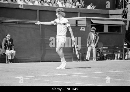 John McEnroe v Tom Gullikson, primo round in abbinamento a Wimbledon sulla Corte numero uno, lunedì 22 giugno 1981. John McEnroe era due focolai di crisi lontano dall essere buttato fuori di Wimbledon. Il numero due di sementi, ha ricevuto una segnalazione pubblica ed è stato quindi inserito 2 penalt Foto Stock