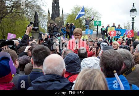 Leader del partito braves il dreich meteo scozzese con i sostenitori di tenere una bancarella di strada evento il Tumulo di Edimburgo a parlare con gli elettori circa i SNP alternativa di austerità il giorno prima delle elezioni generali. Foto Stock