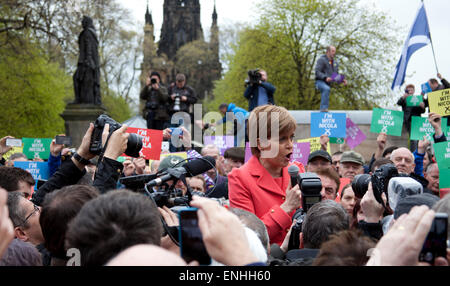 Leader del partito braves il dreich meteo scozzese con i sostenitori di tenere una bancarella di strada evento presso il Tumulo Edimburgo a parlare con gli elettori circa i SNP alternativa di austerità il giorno prima delle elezioni generali. Foto Stock