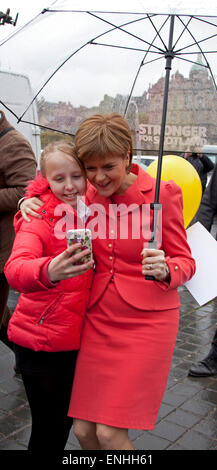 Leader del partito braves il dreich meteo scozzese con i sostenitori di tenere una bancarella di strada evento presso il Tumulo Edimburgo a parlare con gli elettori circa i SNP alternativa di austerità il giorno prima delle elezioni generali. Foto Stock