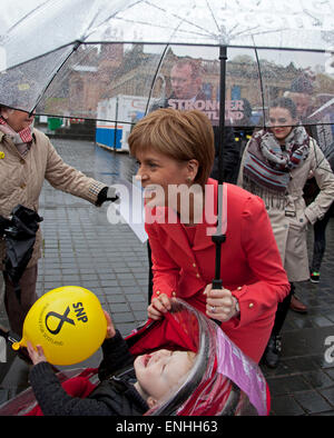 Leader del partito braves il dreich meteo scozzese con i sostenitori di tenere una bancarella di strada evento presso il Tumulo Edimburgo a parlare con gli elettori circa i SNP alternativa di austerità il giorno prima delle elezioni generali. Foto Stock